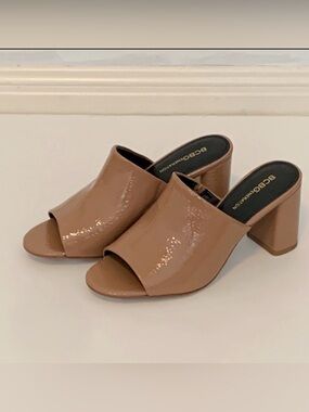 BCBG GENERATION WOMENS MULES TAN PATENT LEATHER PEEP TOE BLOCK HEELS SANDALS 8.5